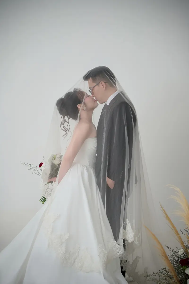 Dưới tà voan